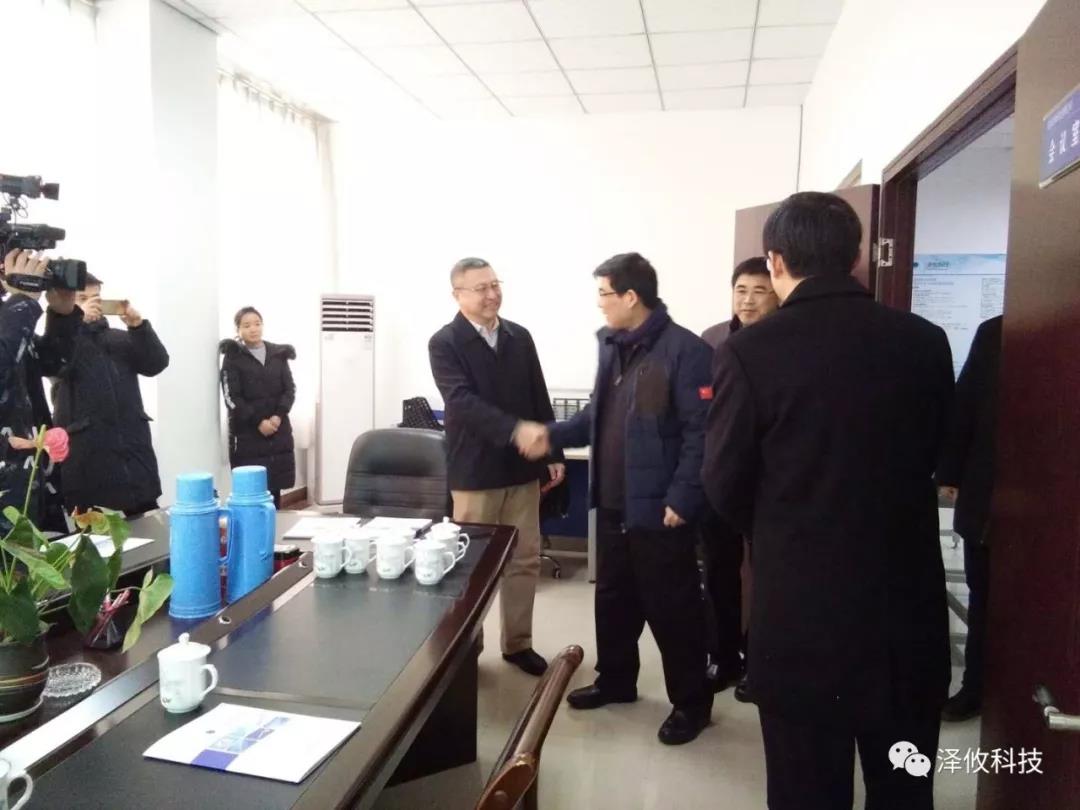 銅陵市市委書記李猛蒞臨澤攸科技慰問指導(dǎo)(圖1) 銅陵市市委書記李猛蒞臨澤攸科技慰問指導(dǎo)