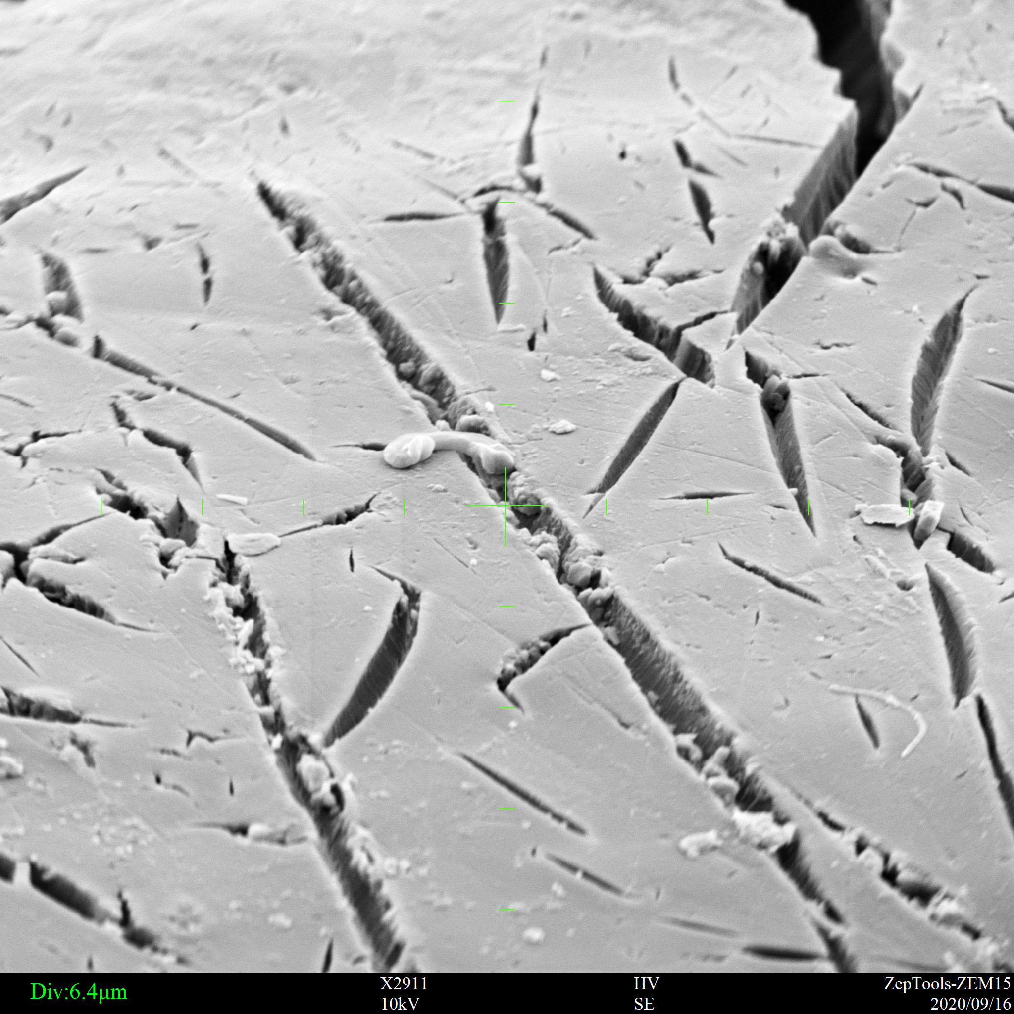臺式掃描電鏡下材料表面裂痕(會議現(xiàn)場拍攝) 臺式掃描電鏡下材料表面裂痕(會議現(xiàn)場拍攝)