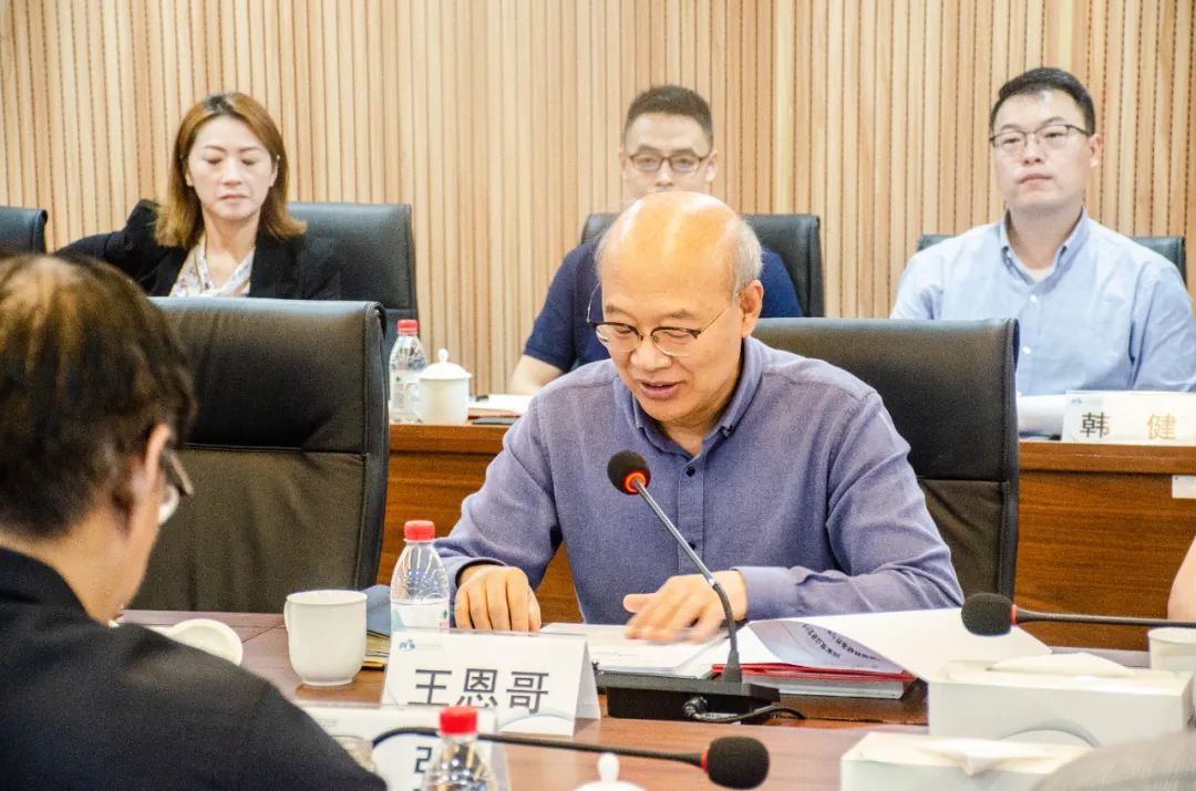 專家組組長王恩哥院士主持項(xiàng)目實(shí)施方案論證環(huán)節(jié) 專家組組長王恩哥院士主持項(xiàng)目實(shí)施方案論證環(huán)節(jié)