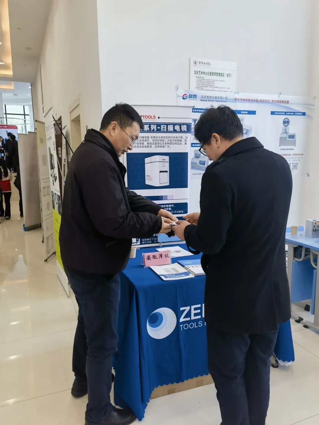 展示自主研發(fā)的臺式掃描電子顯微鏡系列產(chǎn)品 展示自主研發(fā)的臺式掃描電子顯微鏡系列產(chǎn)品